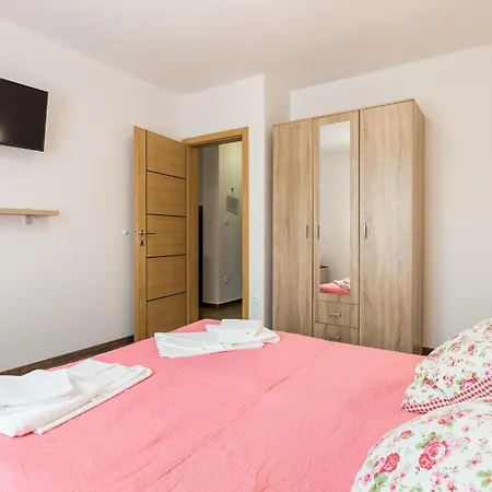 Gorgeous In With Kitchen Apartman Banjol